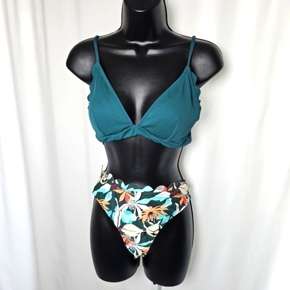 17.🆕Med Cupshe Bikini Swimsuit With V Neck Lace Up Top And  Low Waisted Bottom - Picture 2 of 6